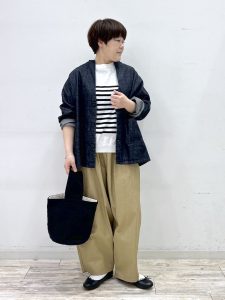 alt=“【40代春コーデ】ストライプ・ギンガムチェック・ボーダー柄5選｜大人リラックスの着こなし術"