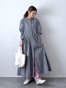 alt=“【40代】春のシャツワンピコーデ5選｜チェック・ストライプ・無地で楽しむ大人スタイル"