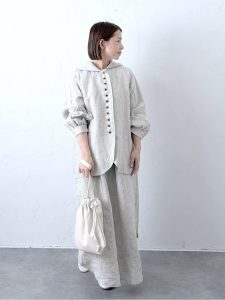 alt=“【40代に似合うナチュラル春コーデ6選｜リネン・ワントーンで叶えるこなれ大人スタイル"