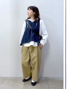 40代春のデニム×ベージュコーデ5選｜ベスト・シャツ・ワイドパンツで作る大人カジュアルスタイル