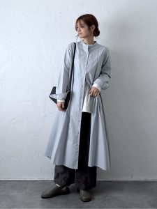 alt=“【40代】春のシャツワンピコーデ5選｜チェック・ストライプ・無地で楽しむ大人スタイル"