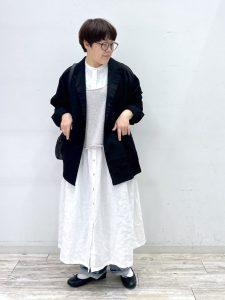 alt=“【【40代】春のデニムコーデ5選｜シャツ×デニムで作る大人カジュアルスタイル"