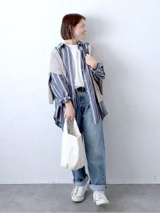 alt=“【【40代】春のデニムコーデ5選｜シャツ×デニムで作る大人カジュアルスタイル"