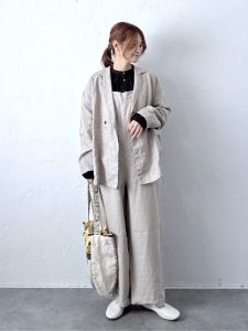 alt=“【40代】春のホワイトコーデ5選｜生成り・アイボリーのワントーンで作る大人こなれスタイル"