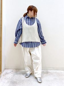 alt=“【40代春コーデ】ストライプ・ギンガムチェック・ボーダー柄5選｜大人リラックスの着こなし術"