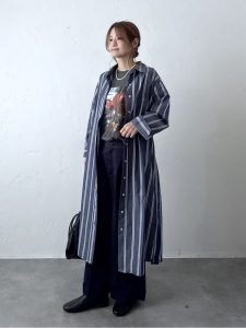 alt=“【40代】春のシャツワンピコーデ5選｜チェック・ストライプ・無地で楽しむ大人スタイル"