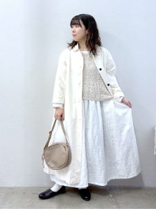 alt=“もう迷わない!40代のスプリングコート着こなし|シーン別コーデ5選"