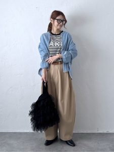 alt=“【40代レディース】春のプリントTシャツコーデ5選｜ デニムと合わせてつくる大人のカジュアルスタイル"