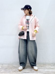 alt=“【40代春コーデ】デニム×ゆったりシルエット5選｜こなれ見えする大人カジュアルの作り方"