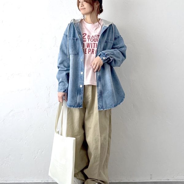 【40代】春のロゴTコーデ5選｜デニムシャツ・ワイドパンツ・スニーカーで作る大人こなれスタイル