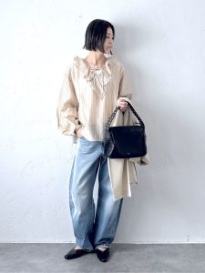 alt=“【【40代】春のデニムコーデ5選｜シャツ×デニムで作る大人カジュアルスタイル"