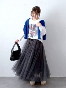 alt=“【40代レディース】春のプリントTシャツコーデ5選｜ デニムと合わせてつくる大人のカジュアルスタイル"