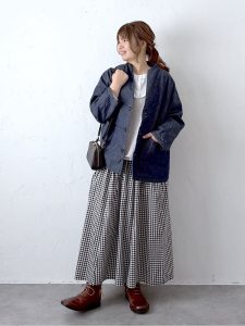 alt=“【40代春コーデ】ストライプ・ギンガムチェック・ボーダー柄5選｜大人リラックスの着こなし術"