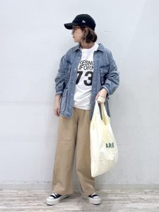 alt=“【40代レディース】春のプリントTシャツコーデ5選｜ デニムと合わせてつくる大人のカジュアルスタイル"