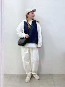 alt=“【40代に似合うナチュラル春コーデ6選｜リネン・ワントーンで叶えるこなれ大人スタイル"