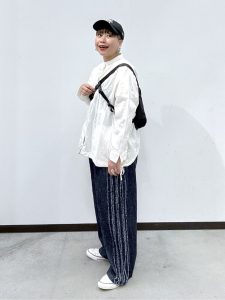 alt=“【40代春コーデ】デニム×ゆったりシルエット5選｜こなれ見えする大人カジュアルの作り方"