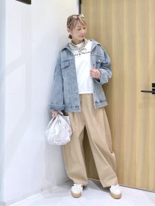 alt=“【40代】春のベージュコーデ5選｜シャツコート・ジレ・サロペットで作る大人スタイル"