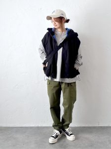 alt=“40代に似合うカーキコーデ5選｜ゆったりシルエットで今っぽく決まる春スタイル"