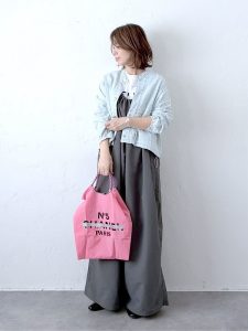 alt=“【40代春コーデ】デニム×ゆったりシルエット5選｜こなれ見えする大人カジュアルの作り方"