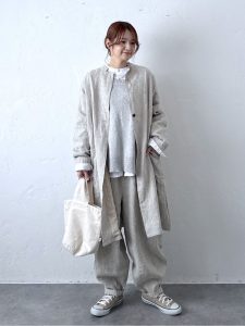 alt=“【40代に似合うナチュラル春コーデ6選｜リネン・ワントーンで叶えるこなれ大人スタイル"