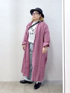 alt=“【40代】春のシャツワンピコーデ5選｜チェック・ストライプ・無地で楽しむ大人スタイル"