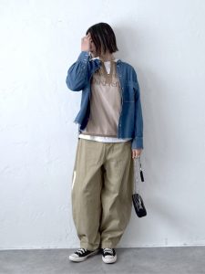 40代春のデニム×ベージュコーデ5選｜ベスト・シャツ・ワイドパンツで作る大人カジュアルスタイル