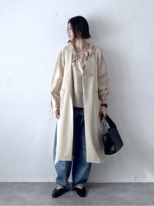 alt=“【40代】春のベージュコーデ5選｜シャツコート・ジレ・サロペットで作る大人スタイル"