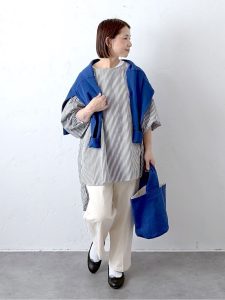 alt=“【40代春コーデ】ストライプ・ギンガムチェック・ボーダー柄5選｜大人リラックスの着こなし術"