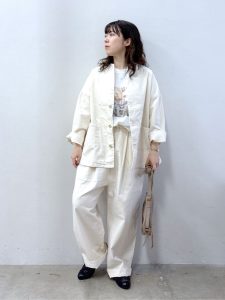 alt=“【40代】春のホワイトコーデ5選｜生成り・アイボリーのワントーンで作る大人こなれスタイル"