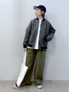 alt=“40代に似合うカーキコーデ5選｜ゆったりシルエットで今っぽく決まる春スタイル"