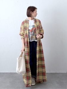 alt=“【40代】春のシャツワンピコーデ5選｜チェック・ストライプ・無地で楽しむ大人スタイル"