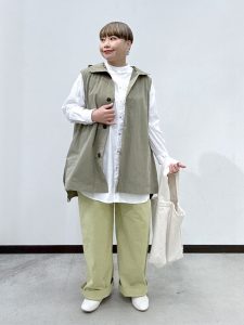 alt=“40代に似合うカーキコーデ5選｜ゆったりシルエットで今っぽく決まる春スタイル"