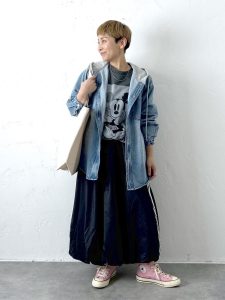 alt=“【40代レディース】春のプリントTシャツコーデ5選｜ デニムと合わせてつくる大人のカジュアルスタイル"