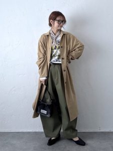 alt=“40代に似合うカーキコーデ5選｜ゆったりシルエットで今っぽく決まる春スタイル"