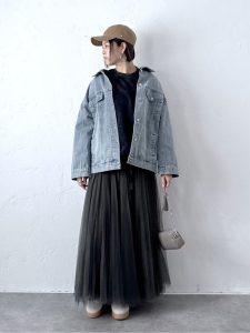 alt=“40代に似合うカーキコーデ5選｜ゆったりシルエットで今っぽく決まる春スタイル"