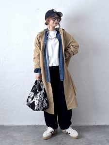 alt=“【40代】春のベージュコーデ5選｜シャツコート・ジレ・サロペットで作る大人スタイル"