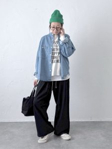 alt=“【40代レディース】春のプリントTシャツコーデ5選｜ デニムと合わせてつくる大人のカジュアルスタイル"