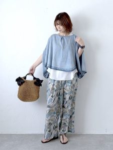 alt=“【40代】初夏のブルーコーデ5選｜リネンシャツ・デニム・ワイドパンツで作る大人スタイル"