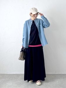 alt=“【【40代】プリントT＆ロゴTコーデ5選｜スカートで作る大人こなれカジュアルスタイル"