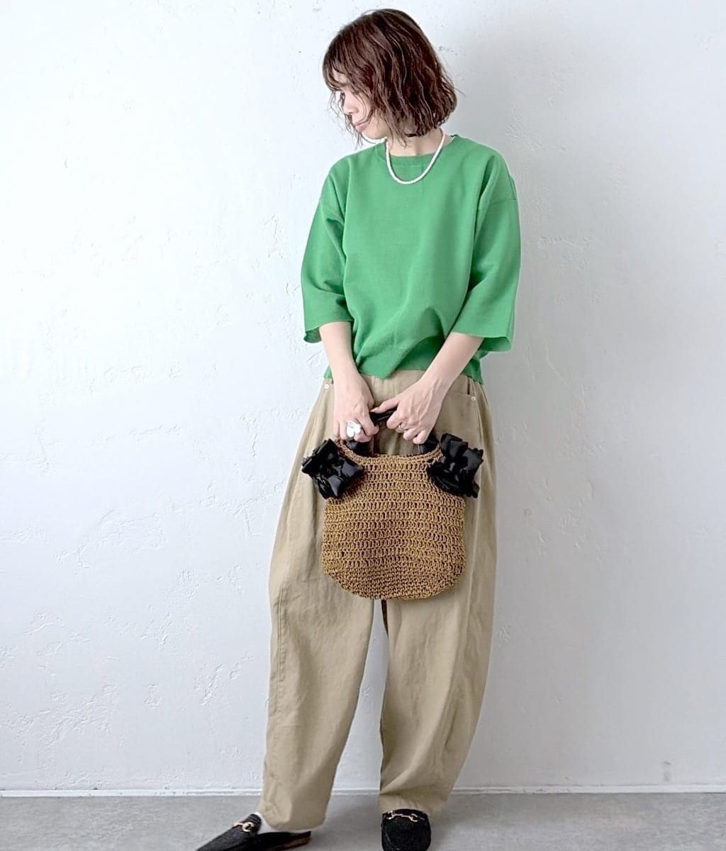 alt=“【40代】春のグリーンコーデ5選｜ブラウス・カーディガン・ワイドパンツで作る大人スタイル"