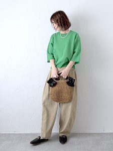 alt=“【40代】春のグリーンコーデ5選｜ブラウス・カーディガン・ワイドパンツで作る大人スタイル"