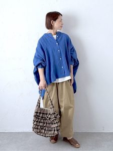 alt=“【40代】初夏のブルーコーデ5選｜リネンシャツ・デニム・ワイドパンツで作る大人スタイル"