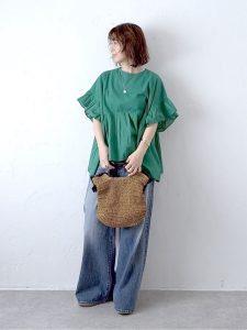 alt=“【40代】春のグリーンコーデ5選｜ブラウス・カーディガン・ワイドパンツで作る大人スタイル"