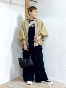 alt=“【40代】春のセットアップコーデ6選｜ブラック・ベージュで作る大人こなれスタイル"