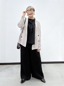 alt=“【40代】春のセットアップコーデ6選｜ブラック・ベージュで作る大人こなれスタイル"