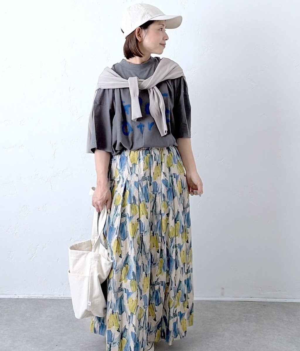 alt=“【【40代】プリントT＆ロゴTコーデ5選｜スカートで作る大人こなれカジュアルスタイル"