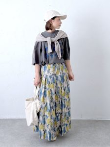 alt=“【【40代】プリントT＆ロゴTコーデ5選｜スカートで作る大人こなれカジュアルスタイル"