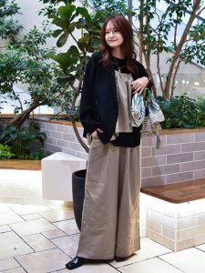 alt=“【40代】春のセットアップコーデ6選｜ブラック・ベージュで作る大人こなれスタイル"