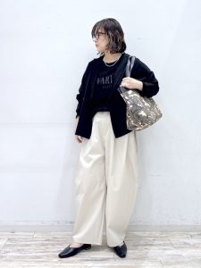 alt=“【40代】春のジャケットコーデ4選｜タックボールパンツ合わせで作る大人カジュアルスタイル"