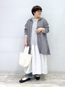 alt=“【【40代】ゆったりワンピースコーデ5選｜体型カバーしながら作る大人おしゃれスタイル"